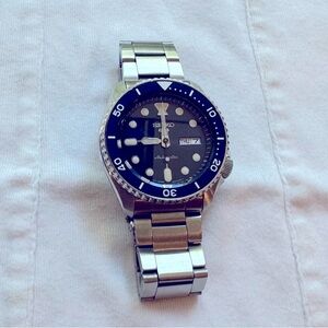 Like new, SEIKO
Men's Automatic 5 Sports
Stainless Steel Bracelet Watch
42.5mm